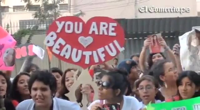 Demi Lovato Llego A Perú Y Saludo A Sus Fans  2012 06789