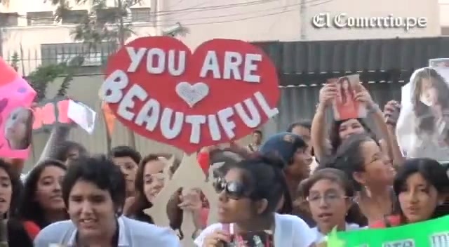 Demi Lovato Llego A Perú Y Saludo A Sus Fans  2012 06822