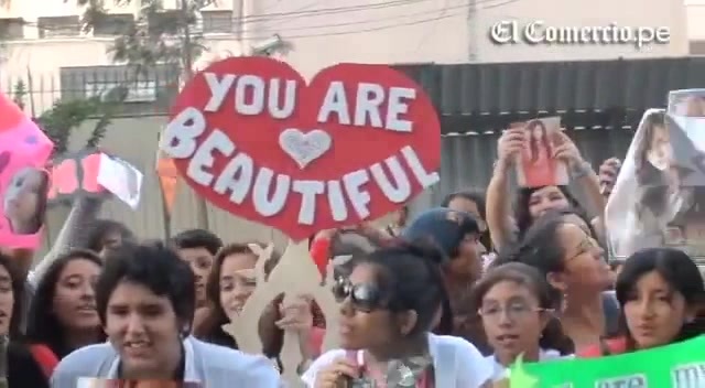 Demi Lovato Llego A Perú Y Saludo A Sus Fans  2012 06847 - Demi - Llego A Peru Y Saludo A Sus Fans 2012 Part o13