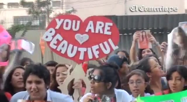 Demi Lovato Llego A Perú Y Saludo A Sus Fans  2012 06874