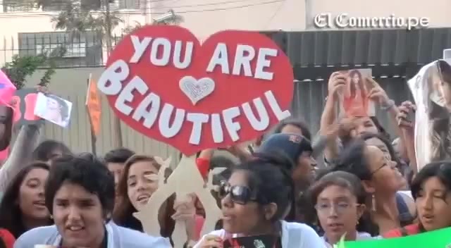 Demi Lovato Llego A Perú Y Saludo A Sus Fans  2012 06898