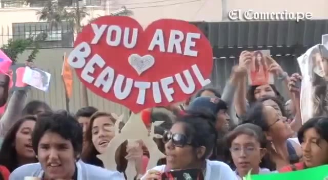 Demi Lovato Llego A Perú Y Saludo A Sus Fans  2012 06926