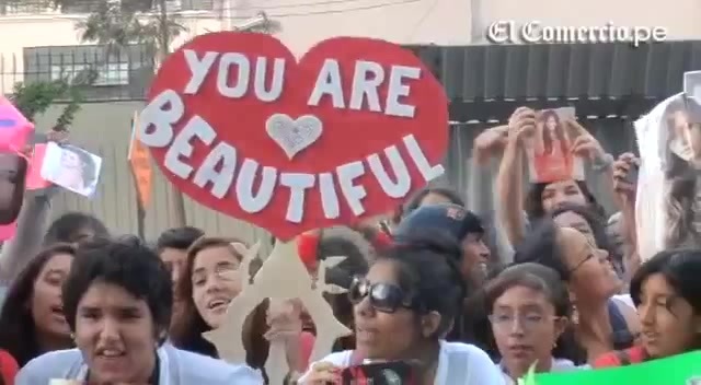 Demi Lovato Llego A Perú Y Saludo A Sus Fans  2012 06972