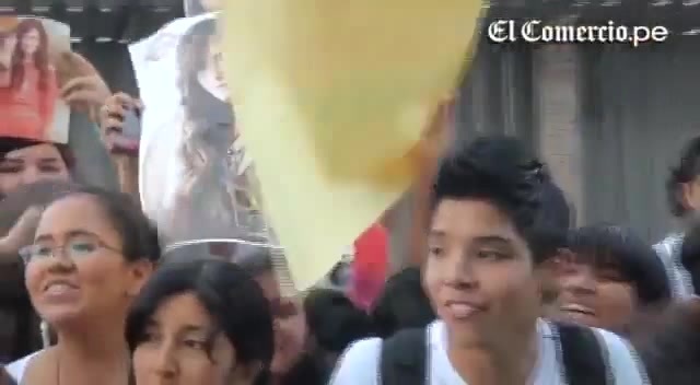 Demi Lovato Llego A Perú Y Saludo A Sus Fans  2012 07427 - Demi - Llego A Peru Y Saludo A Sus Fans 2012 Part o14