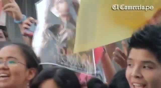 Demi Lovato Llego A Perú Y Saludo A Sus Fans  2012 07537