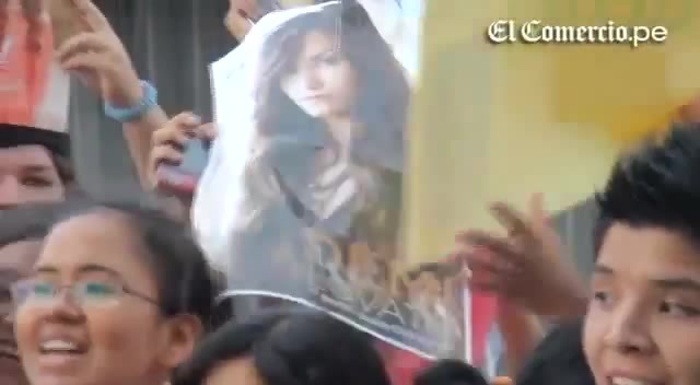 Demi Lovato Llego A Perú Y Saludo A Sus Fans  2012 07588