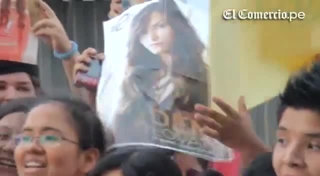 Demi Lovato Llego A Perú Y Saludo A Sus Fans  2012 07620