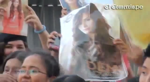 Demi Lovato Llego A Perú Y Saludo A Sus Fans  2012 07699