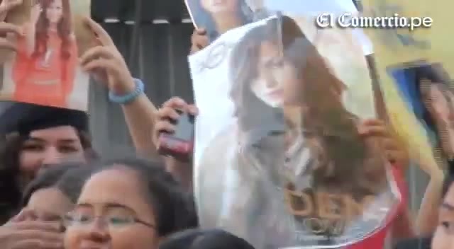 Demi Lovato Llego A Perú Y Saludo A Sus Fans  2012 07733