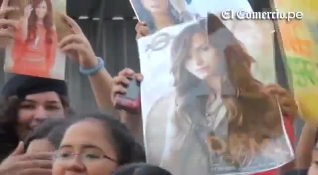 Demi Lovato Llego A Perú Y Saludo A Sus Fans  2012 07754