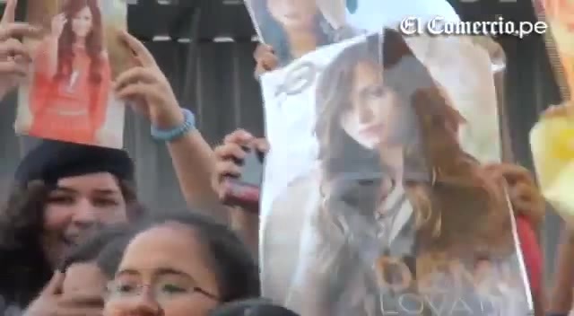 Demi Lovato Llego A Perú Y Saludo A Sus Fans  2012 07783