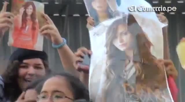 Demi Lovato Llego A Perú Y Saludo A Sus Fans  2012 07811