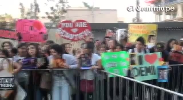 Demi Lovato Llego A Perú Y Saludo A Sus Fans  2012 09071