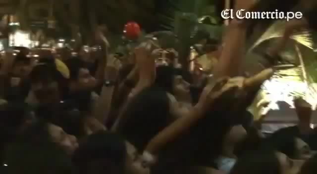 Demi Lovato Llego A Perú Y Saludo A Sus Fans  2012 24837