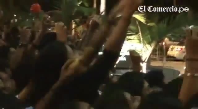 Demi Lovato Llego A Perú Y Saludo A Sus Fans  2012 25076