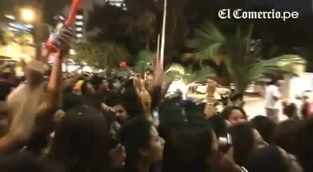 Demi Lovato Llego A Perú Y Saludo A Sus Fans  2012 25445