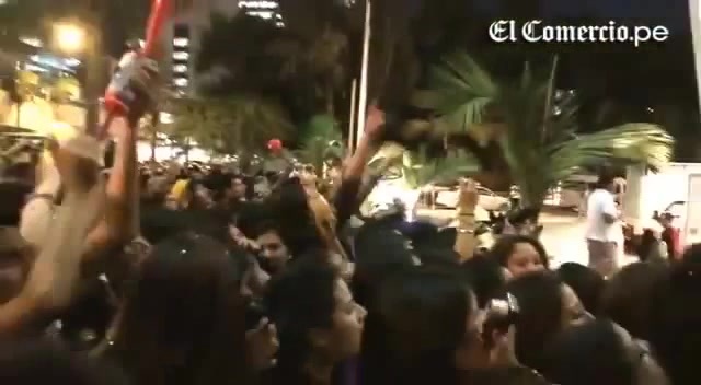 Demi Lovato Llego A Perú Y Saludo A Sus Fans  2012 25475