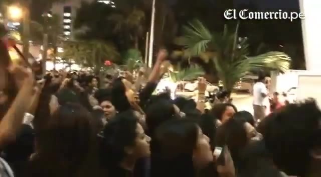 Demi Lovato Llego A Perú Y Saludo A Sus Fans  2012 25599