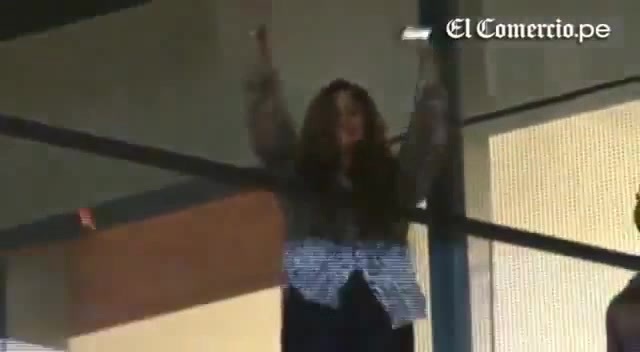 Demi Lovato Llego A Perú Y Saludo A Sus Fans  2012 28923