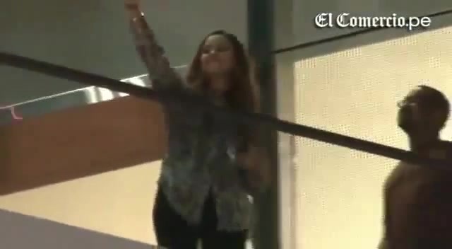 Demi Lovato Llego A Perú Y Saludo A Sus Fans  2012 30177