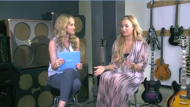 Demi Lovato Acuvue Live Chat - May 16_ 2012 024731