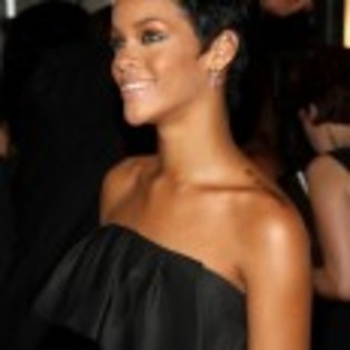 Rihanna_1231372384_2