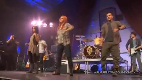 Demi Lovato & Jonas Brothers - Behind The Scenes (2010 Walmart Soundcheck).mp4 4642