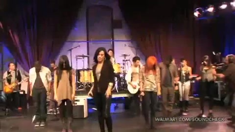 Demi Lovato & Jonas Brothers - Behind The Scenes (2010 Walmart Soundcheck).mp4 4807