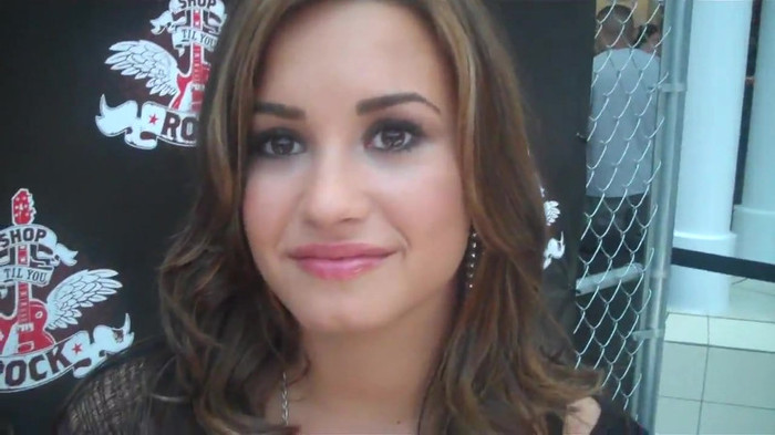 Demi Lovato_ Very Fashionable And  Pretty During An Interview 0182