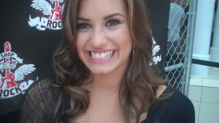 Demi Lovato_ Very Fashionable And  Pretty During An Interview 0255