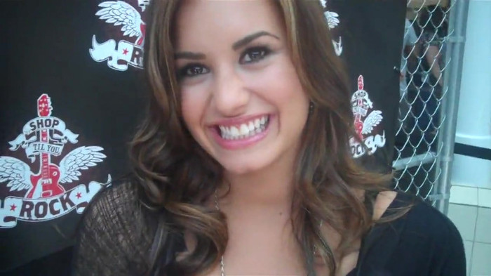 Demi Lovato_ Very Fashionable And  Pretty During An Interview 0283