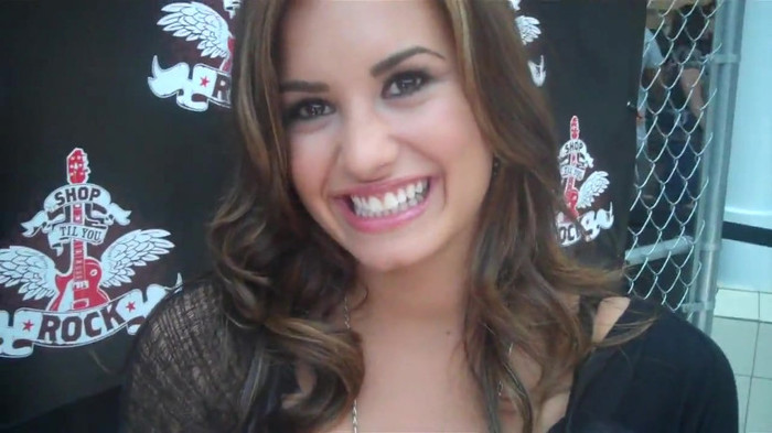 Demi Lovato_ Very Fashionable And  Pretty During An Interview 0286