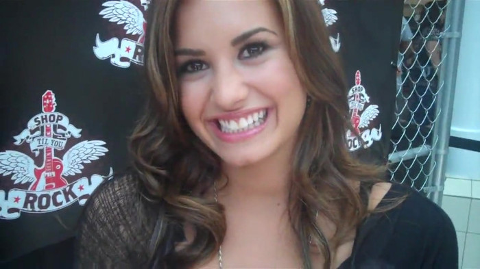 Demi Lovato_ Very Fashionable And  Pretty During An Interview 0288