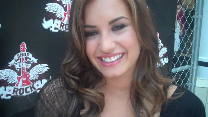 Demi Lovato_ Very Fashionable And  Pretty During An Interview 0337