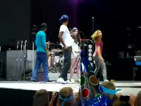 Demi Lovato\'s Entrance at Souncheck 0534 - Demilush - Entrance at Sounchek Part oo2