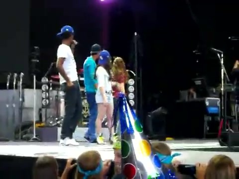 Demi Lovato\'s Entrance at Souncheck 0704