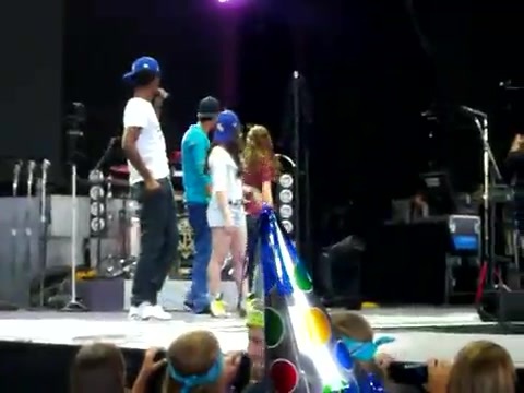 Demi Lovato\'s Entrance at Souncheck 0707