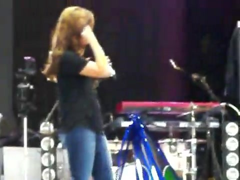 Demi Lovato\'s Entrance at Souncheck 2972 - Demilush - Entrance at Sounchek Part oo6