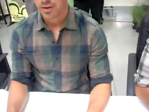 Meeting the Jonas Brothers and Demi Lovato at Walmart 1049 - Demilush - Meeting the Jonas Brothers and Demi Lovato at Walmart Part oo3