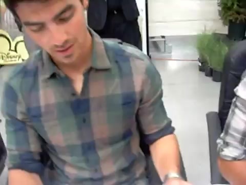 Meeting the Jonas Brothers and Demi Lovato at Walmart 1112