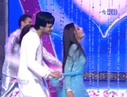 00_01_06 - B-Alekh   Sadhna - Star Parivaar Awards Performance - YouTube-B