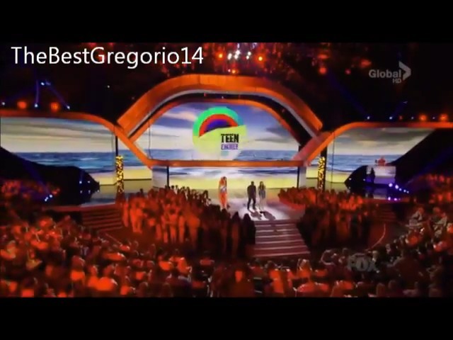 bscap0103 - xX_Teen Choice Awards 2012 - Singing Happy Birthday to Selena