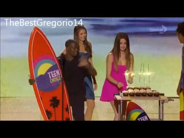 bscap0261 - xX_Teen Choice Awards 2012 - Singing Happy Birthday to Selena