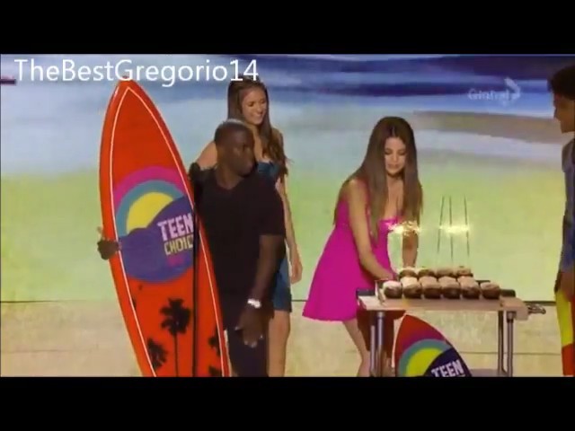 bscap0262 - xX_Teen Choice Awards 2012 - Singing Happy Birthday to Selena