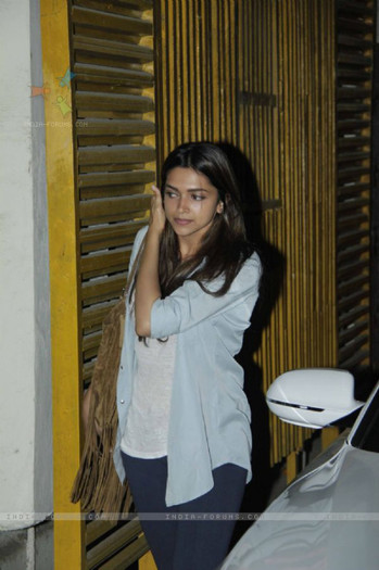 218019-deepika-padukone-watch-gangs-of-wasseypur-2