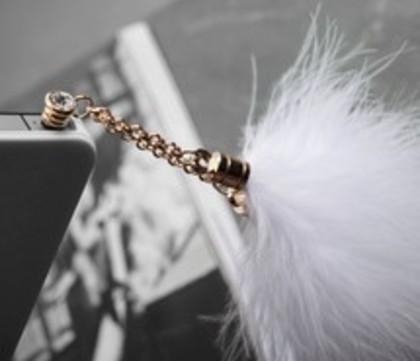 chain-feather-3.5mm-earphone-jack-dust-plug-white-507593 - x-xOwn pentru toti x-x