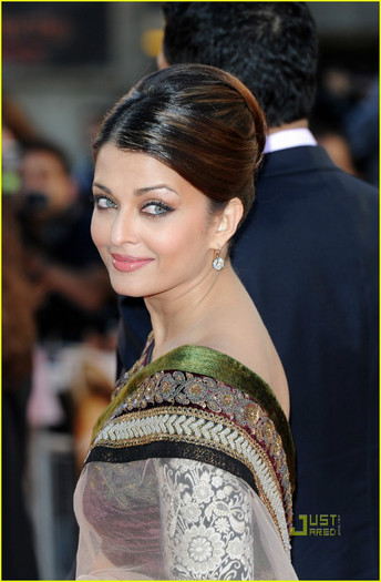 aishwarya-rai-raavan-premiere-10 - Aishwarya Rai 2