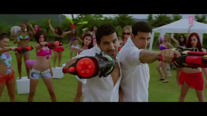 vlcsnap-00053 - Make Some Noise - Desi Boyz