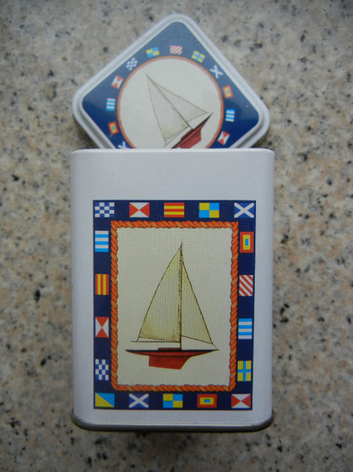 Saiboat Miniature Tea Tin; Cutiuta ceai Barcuta.
