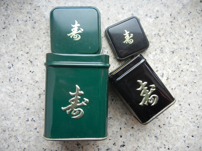 Chinese Miniature Tea Tins; Cutiute ceai Caractere Chinezesti.
